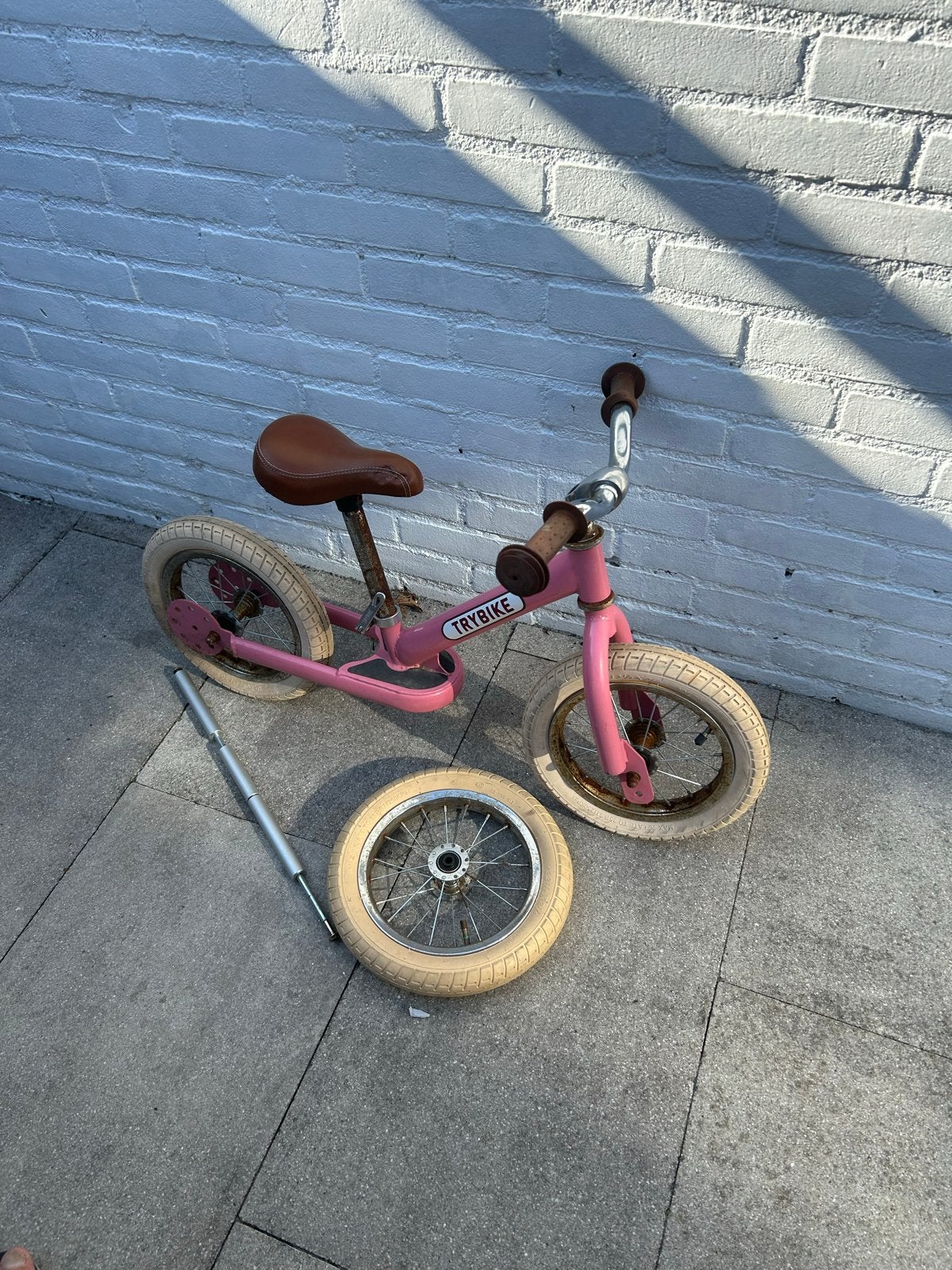 Roze Trybike loopfiets - 2-in-1 driewieler en tweewieler, Fietsen en Brommers, Ophalen, Gebruikt, Minder dan 16 inch