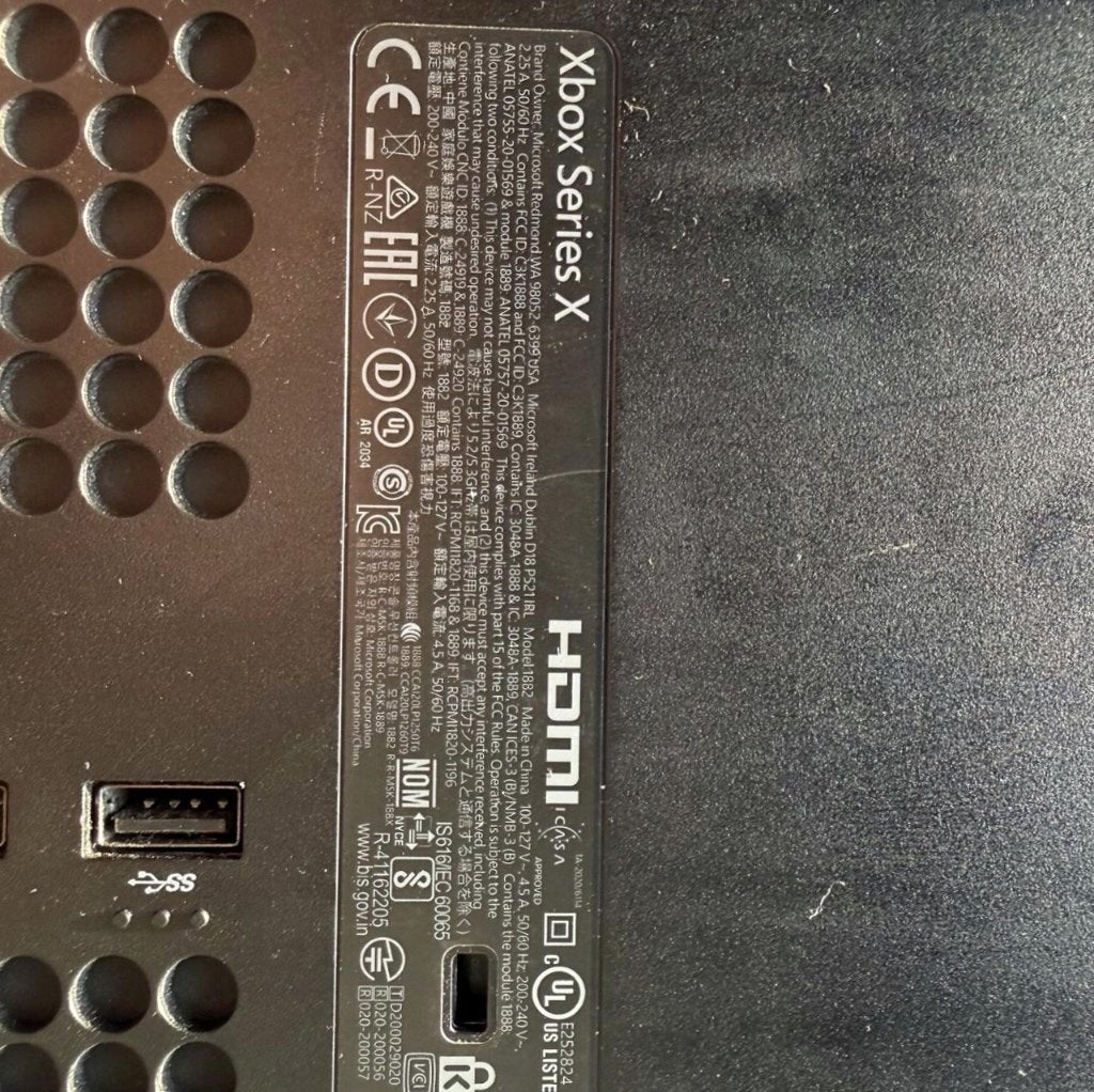 Foto 5 van Microsoft Xbox Series X 1TB - Zwart + 2 Controllers