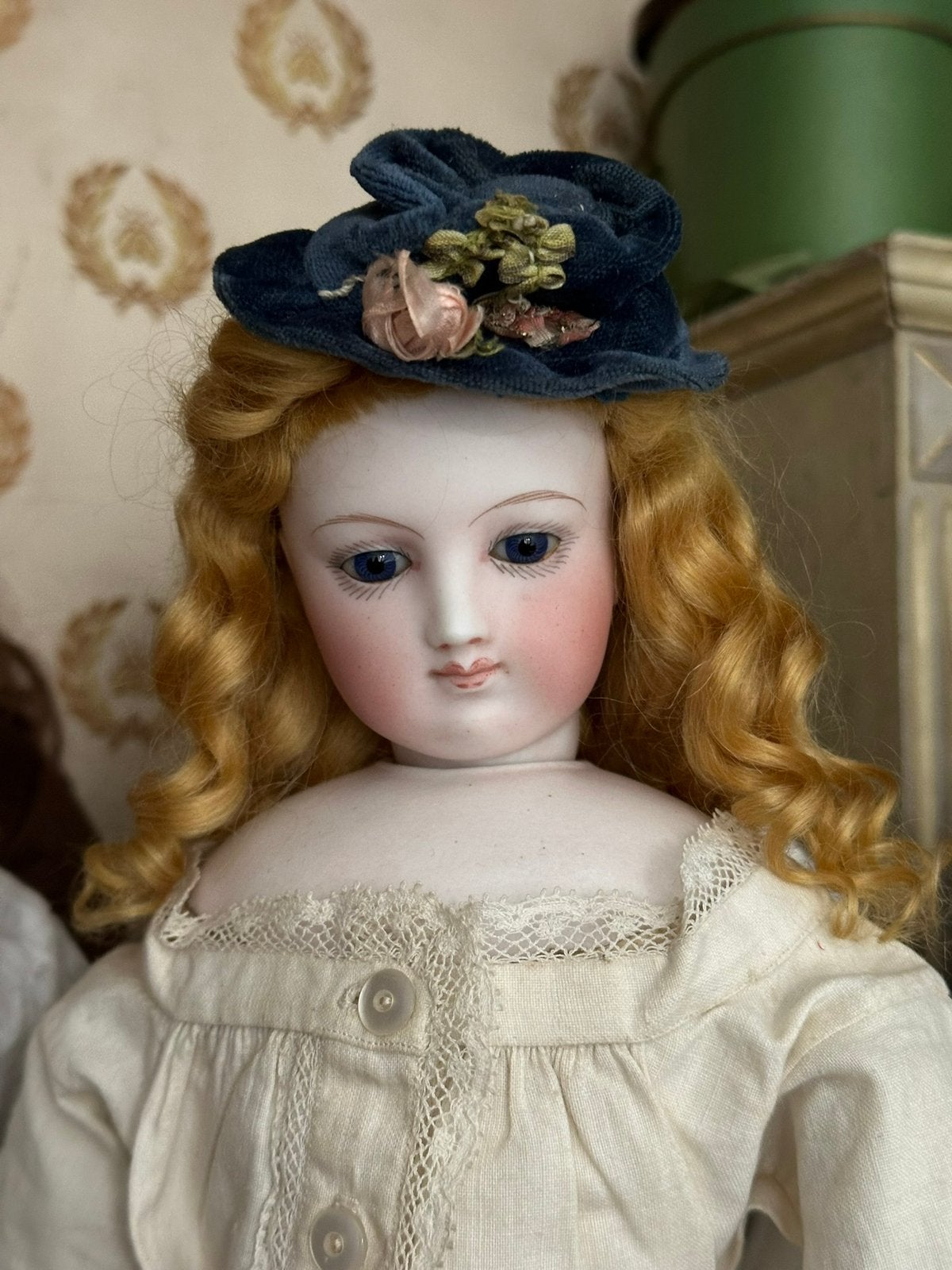 Antieke fashion doll hoedje in doos, Ophalen of Verzenden