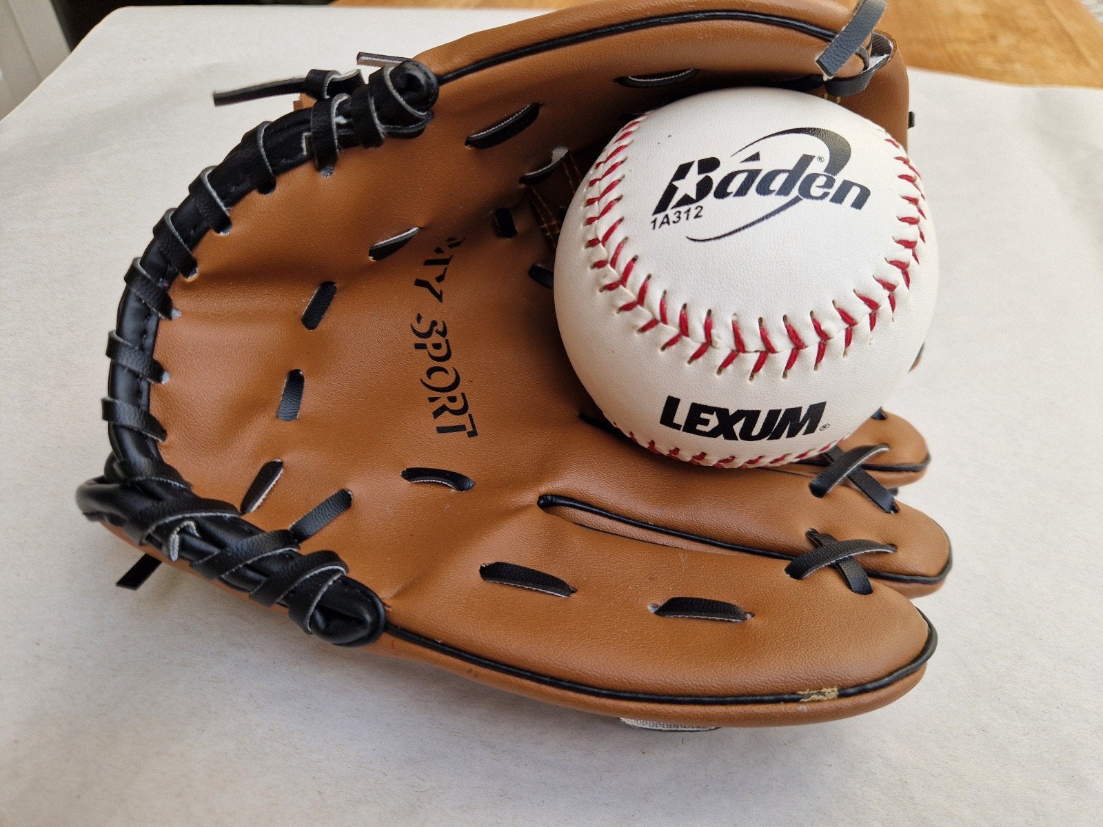 Honkbal handschoen en bal - Zo goed als nieuw, Ophalen of Verzenden, Zo goed als nieuw