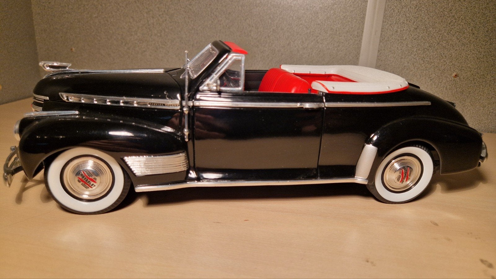 ​Universal Hobbies 1:18 - '41 Chevrolet Deluxe Cabrio - Vitr, Ophalen of Verzenden, Zo goed als nieuw, Auto, Overige merken
