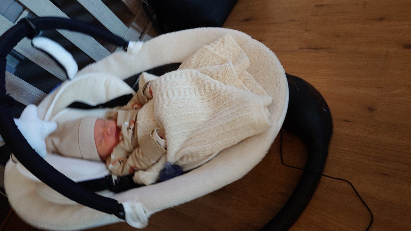 Luvion elektrische schommelstoel met afstandsbediening, Kinderen en Baby's, Ophalen, Zo goed als nieuw