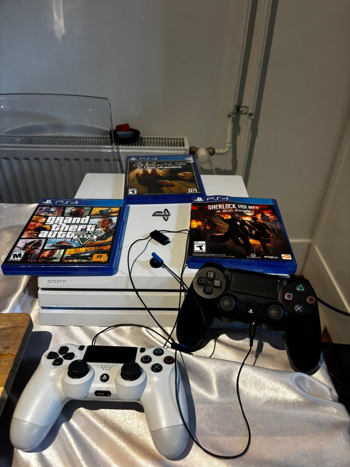 Playstation 4 pro, wit met 1 controller + 3 spellen + oortje, Ophalen, Zo goed als nieuw, Met 2 controllers, Pro