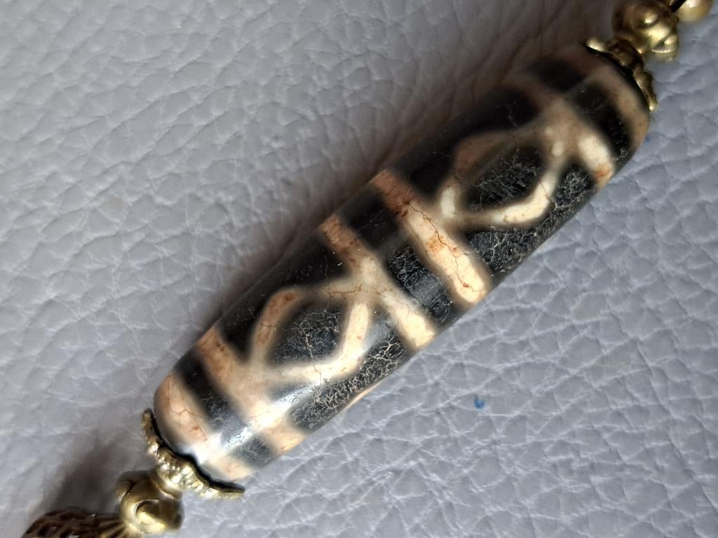 D15 Dzi -Tibetan old Agate 6 eyed and Phurba or Vajra dzi, Ophalen of Verzenden