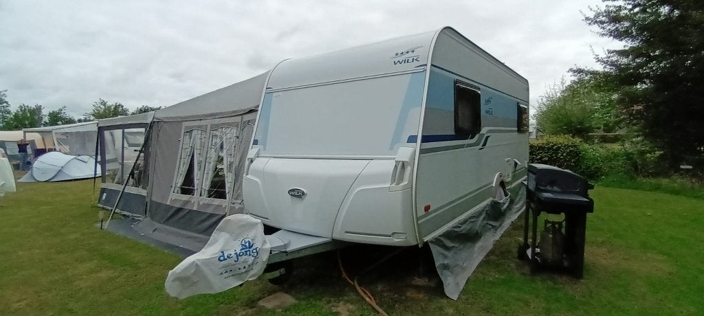 Caravan Wilk S4 490 UE (2009) – met complete inboedel, Caravans en Kamperen, Caravans, Kachel, 2 aparte bedden, Rondzit, Particulier