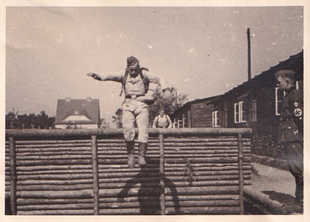Originele WOII Foto – Duitse Soldaten bij Kazerne, Ophalen of Verzenden, Voor 1940, Zo goed als nieuw, Overige onderwerpen