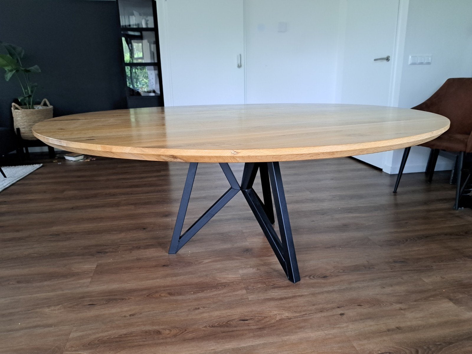 Ronde eikenhouten eettafel, 180 cm doorsnee, stalen poot, Ophalen, 150 tot 200 cm, Zo goed als nieuw, Vijf personen of meer