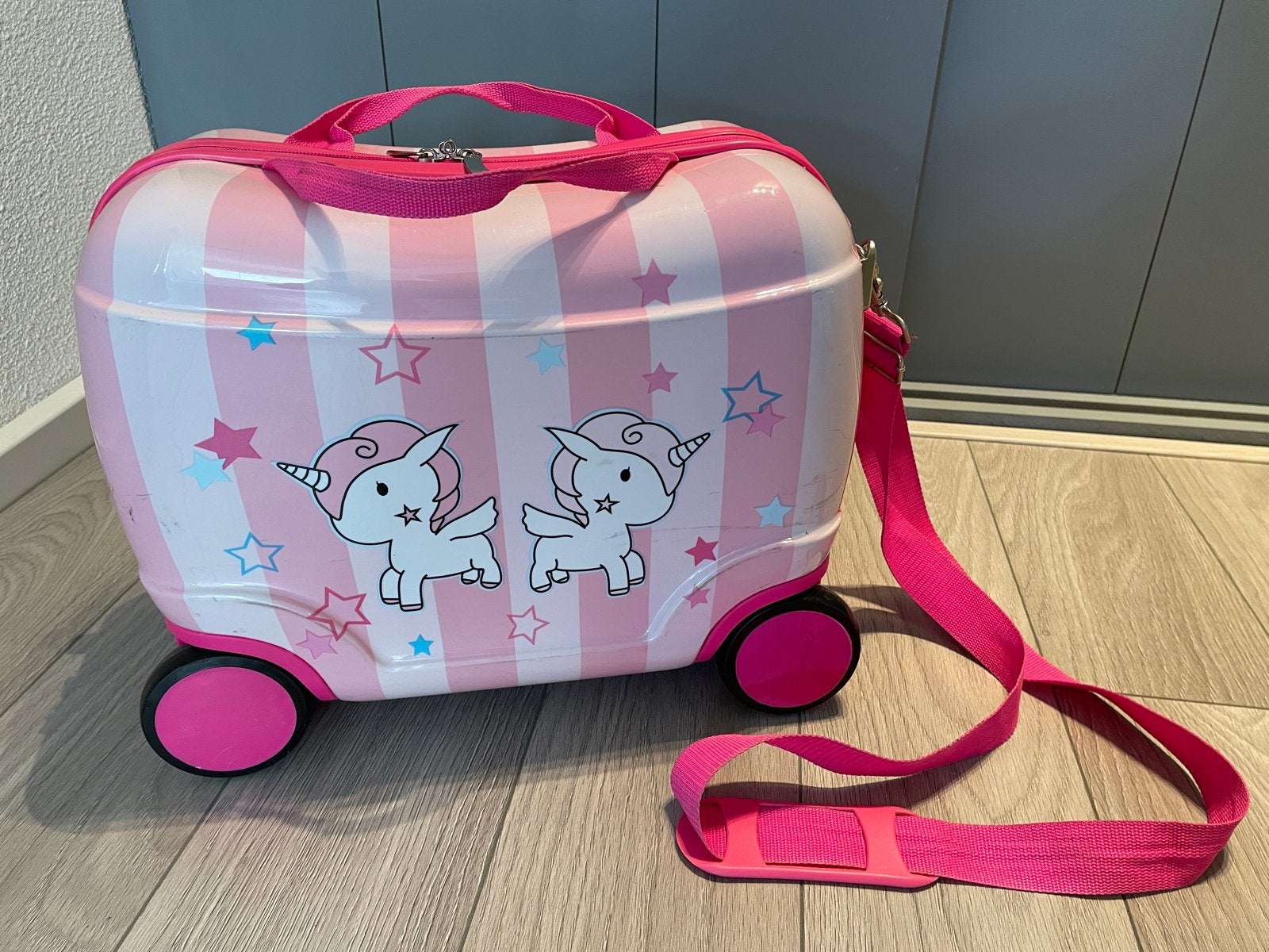 Kinderreiskoffer met eenhoorns en wieltjes, Sieraden, Tassen en Uiterlijk, Koffers, Gebruikt, Hard kunststof, Minder dan 50 cm