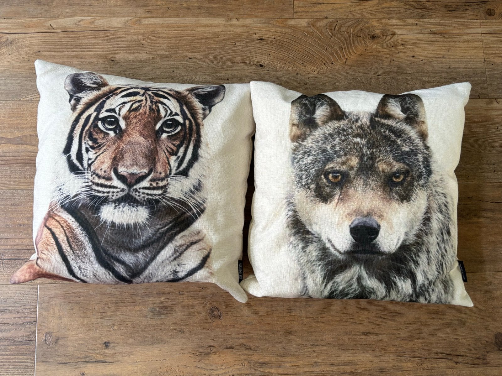 Set van 2 sierkussens: Tijger en Wolf als nieuw, Huis en Inrichting, Overige merken, Meerkleurig, Met print, Vierkant