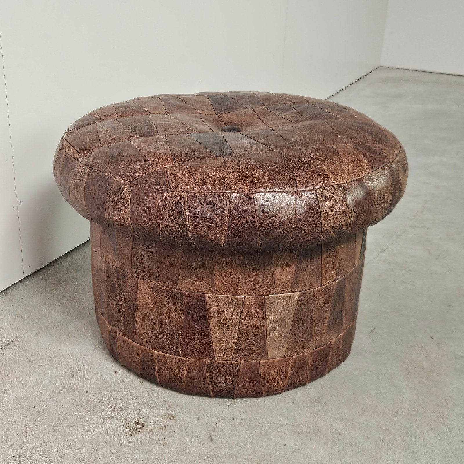 Vintage lapjes leren poef, Huis en Inrichting, Banken | Voetenbanken en Poefen, Gebruikt, 50 tot 75 cm, 50 tot 75 cm, Rond, Leer