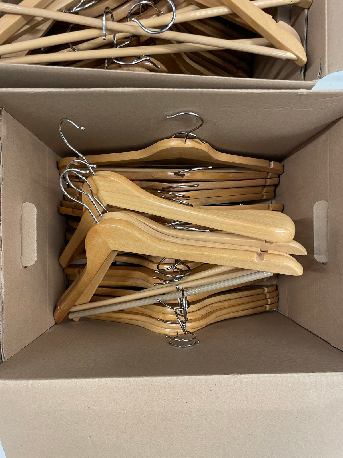 Nieuwe professionele kledinghangers (4 soorten) - Den Bosch, Ophalen, Nieuw, Hout, Volwassenen