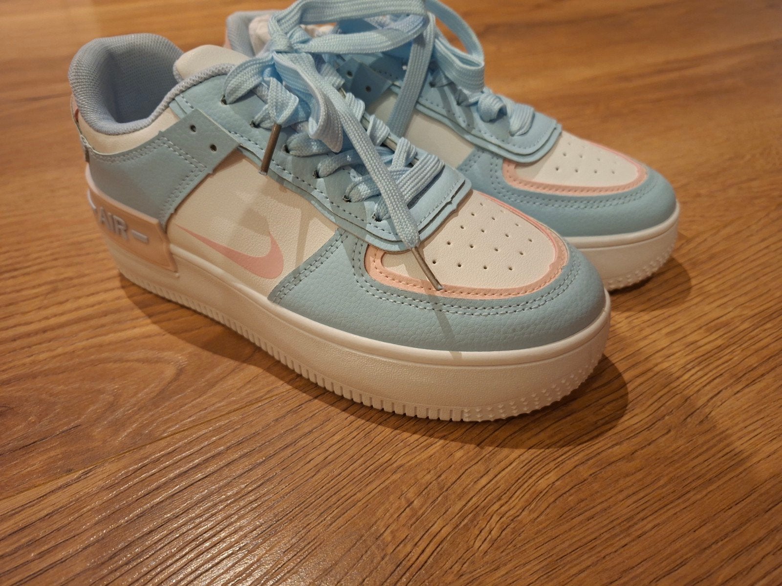 Nieuwe Nike sneakers maat 37 Lichtblauw met roze accenten, Kleding | Dames, Schoenen, Blauw, Nike, Nieuw, Ophalen of Verzenden
