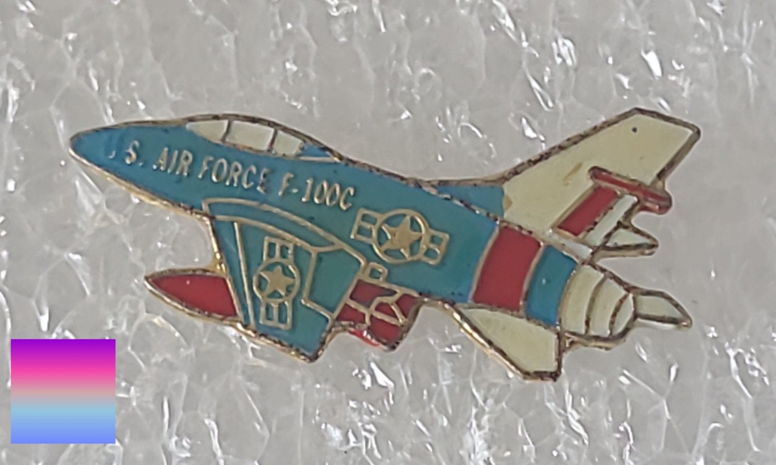 Vintage U.S. Air Force F-100C Vliegtuig Pin Speldje, Verzamelen, Verzenden