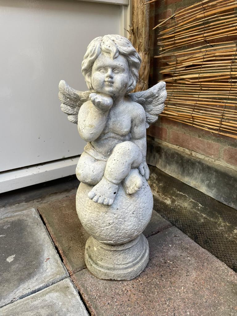 ** Beeldschoon tuinbeeld engeltje engel ** engeltje, Tuin en Terras, Ophalen, Gebruikt, Overige materialen, Dierenbeeld