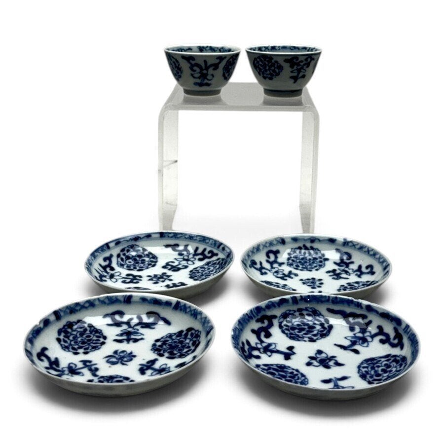Lot van 2 Chinese kopjes en 4 schoteltjes, Kangxi periode