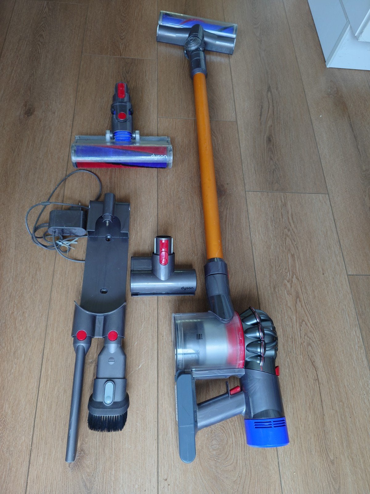Dyson V8 Steelstofzuiger met accessoires, Witgoed en Apparatuur, Ophalen, Gebruikt, Draadloos, Dyson