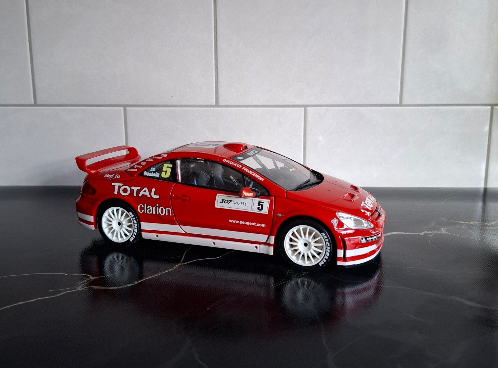 Peugeot 307 WRC Gronholm 1:18 Maisto, Ophalen of Verzenden, Zo goed als nieuw, Auto, Maisto
