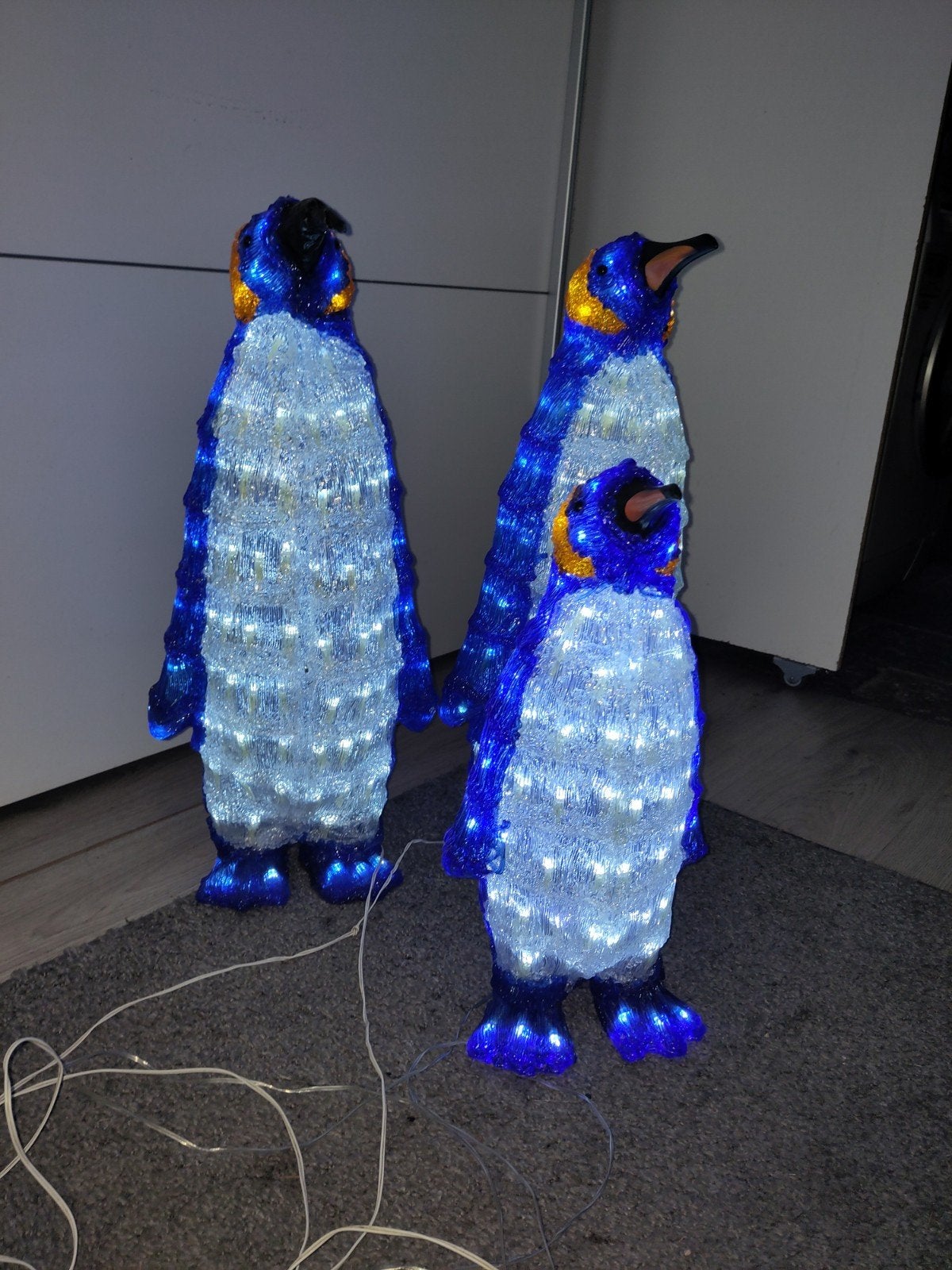 Leuke verlichte pinguïn familie Kontsmide, Ophalen