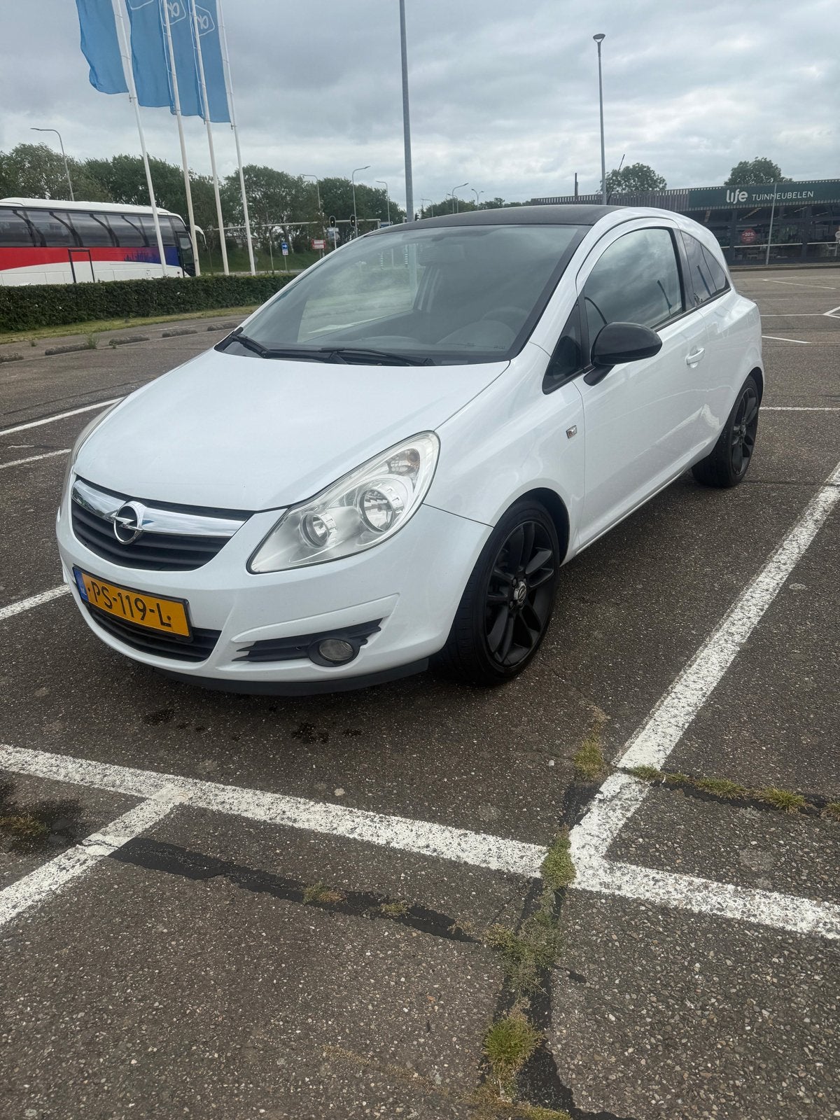 Opel Corsa 1.2 16V 3D 2009 Wit, Auto's, Voorwielaandrijving, 450 kg, 40 €/maand, 1229 cc