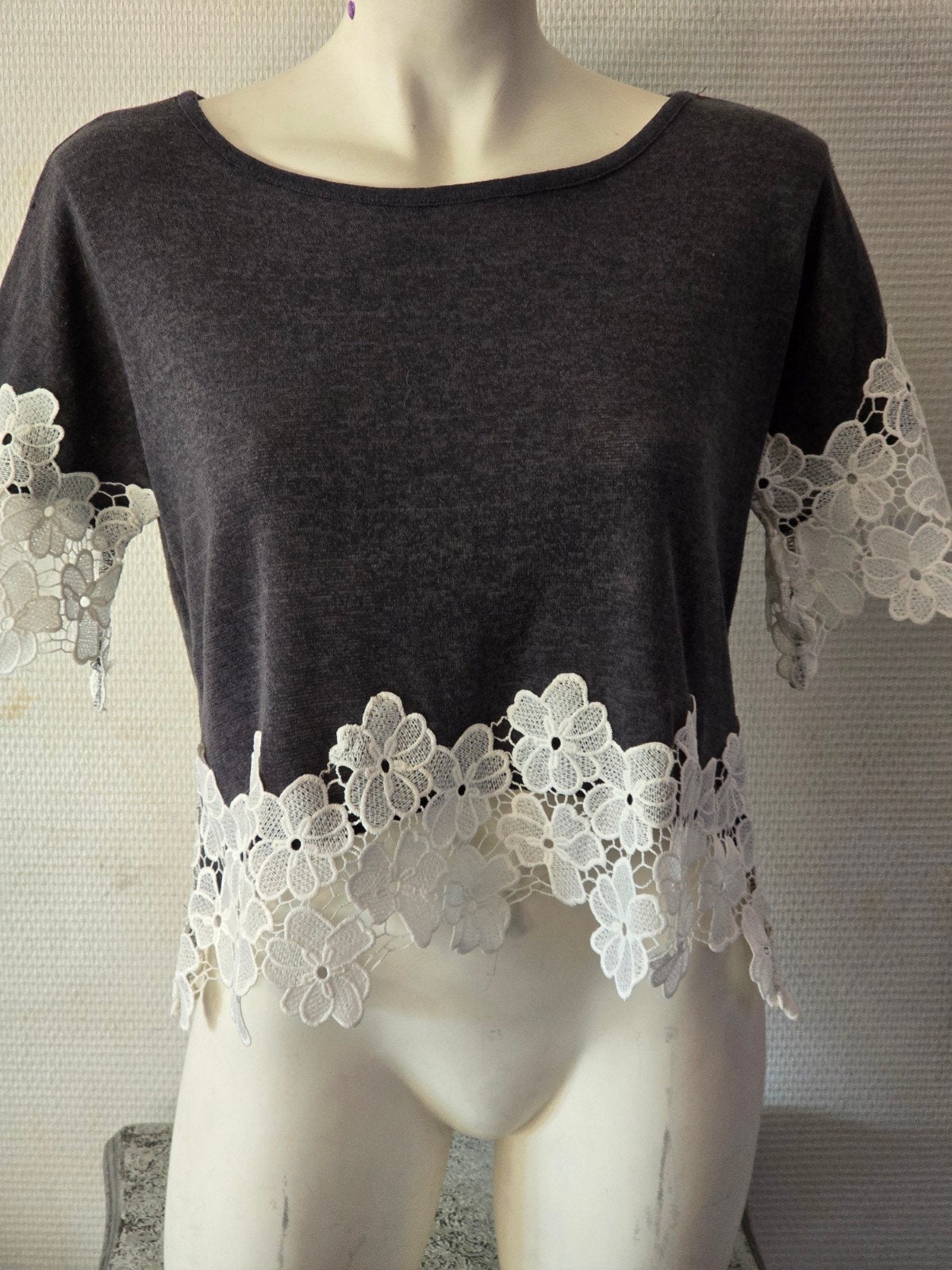 Atmosphere Grijs T-shirt met Kanten Details Maat 40, Kleding | Dames, T-shirts, Maat 38/40 (M), Atmosphere, Ophalen of Verzenden