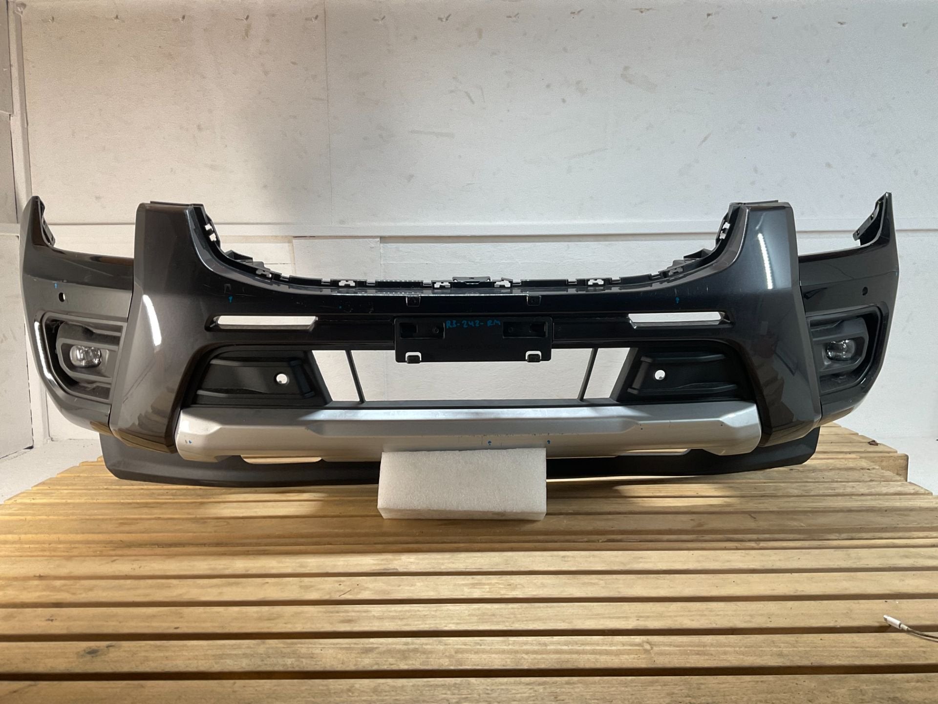 Bumper Ford Ranger IV MK4 24-26 N1WB-17C831-HAW Voorbumper R, Gebruikt, Voor, Info@ford.com, Ophalen of Verzenden