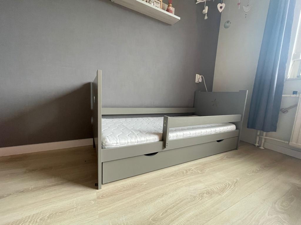 Peuterbed Petitie Amelie met matras - Borculo, Ophalen, Gebruikt, 70 tot 85 cm, 140 tot 160 cm