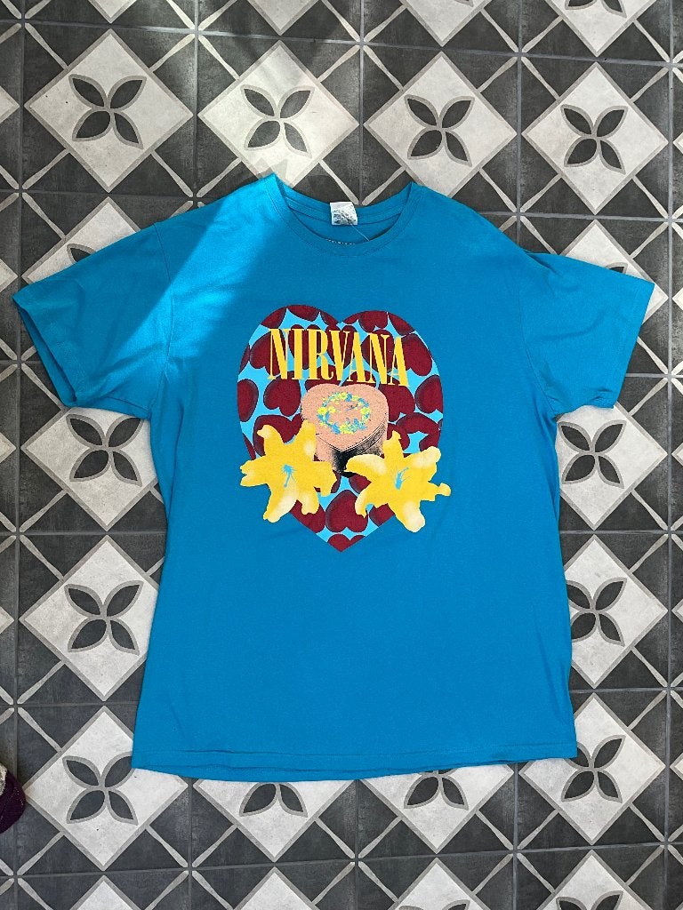 Shirt van Nirvana - Flower Heart Maat L, Nieuw, Shirt van Nirvana - Flower Heart Maat L, Ophalen of Verzenden, Emmen