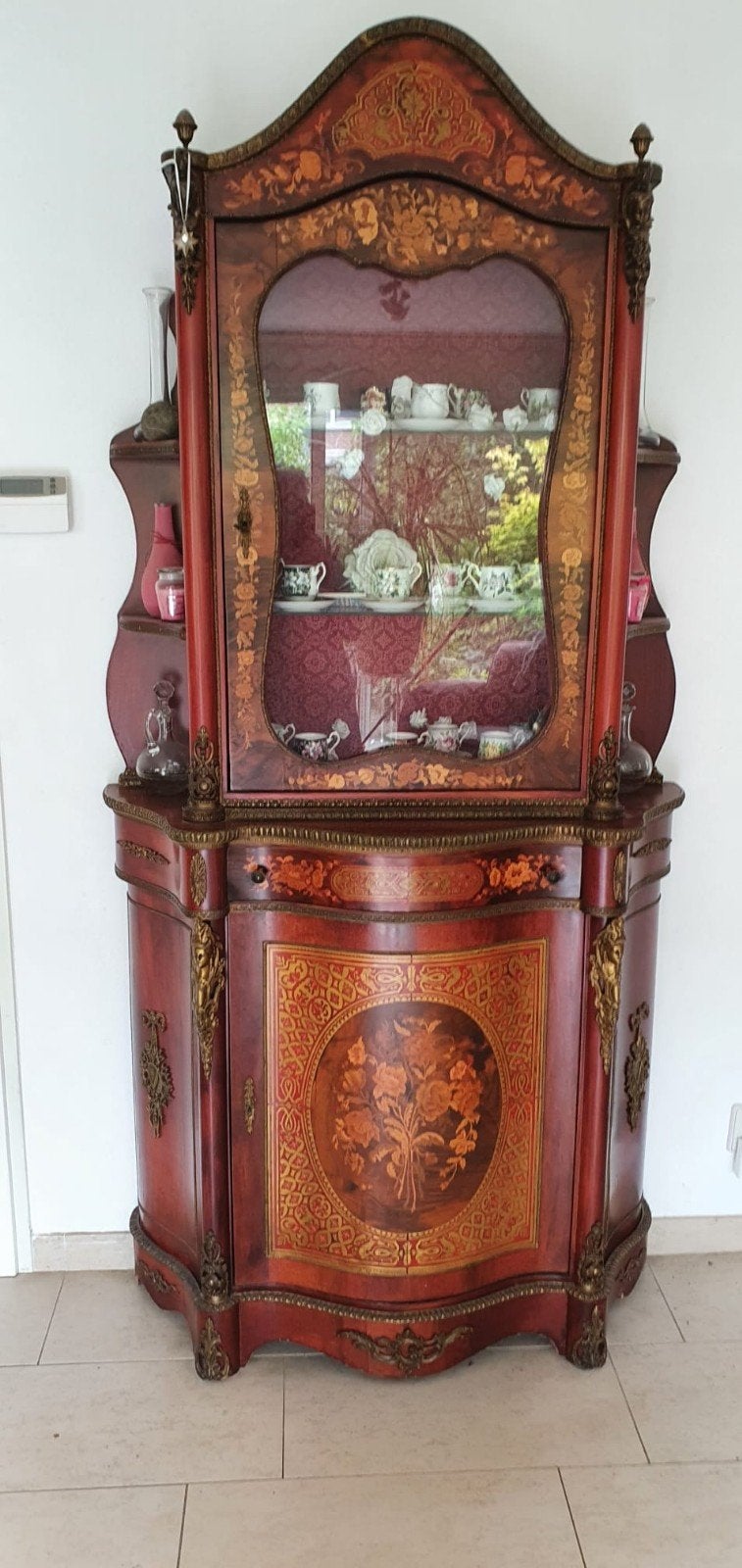 Antieke Vitrinekast met Intarsia en Bronzen Ornamenten, Ophalen of Verzenden