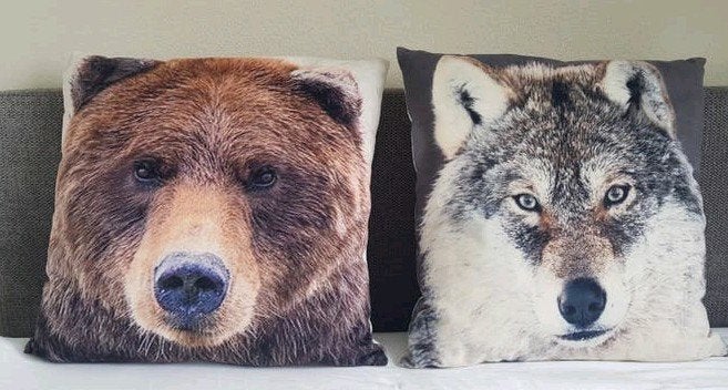 Decoratieve kussens met dierenprint: beer en wolf, Ophalen of Verzenden, Zo goed als nieuw, Bruin, Vierkant