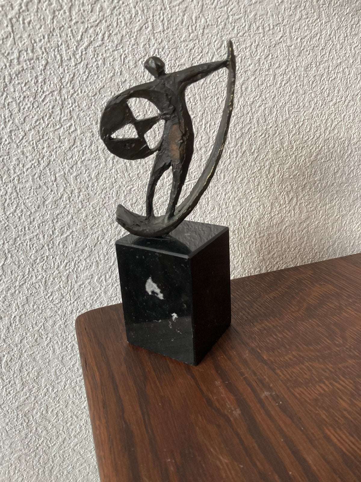 De Overwinning - Sculptuur van Bernadette Leijdekkers, Minder dan 20 cm, Ophalen of Verzenden, Brons, Gemerkt