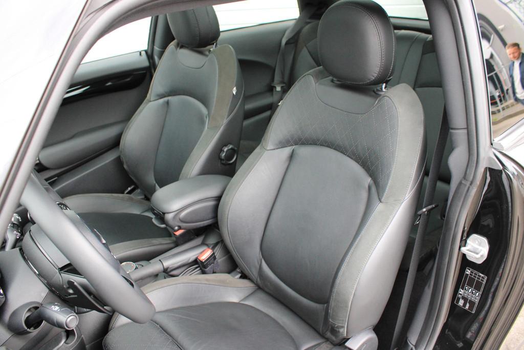 MINI 3-Deurs 2.0 Cooper S Chili Pano | Stoelverwarming | Nav, 1998 cc, Gebruikt, 4 stoelen, Leder en Stof