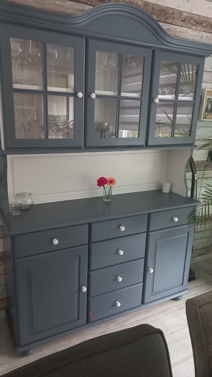 Stijlvolle donkergrijze buffetkast met vitrine en lades, Ophalen, Gebruikt, 100 tot 150 cm, Met lade(s)
