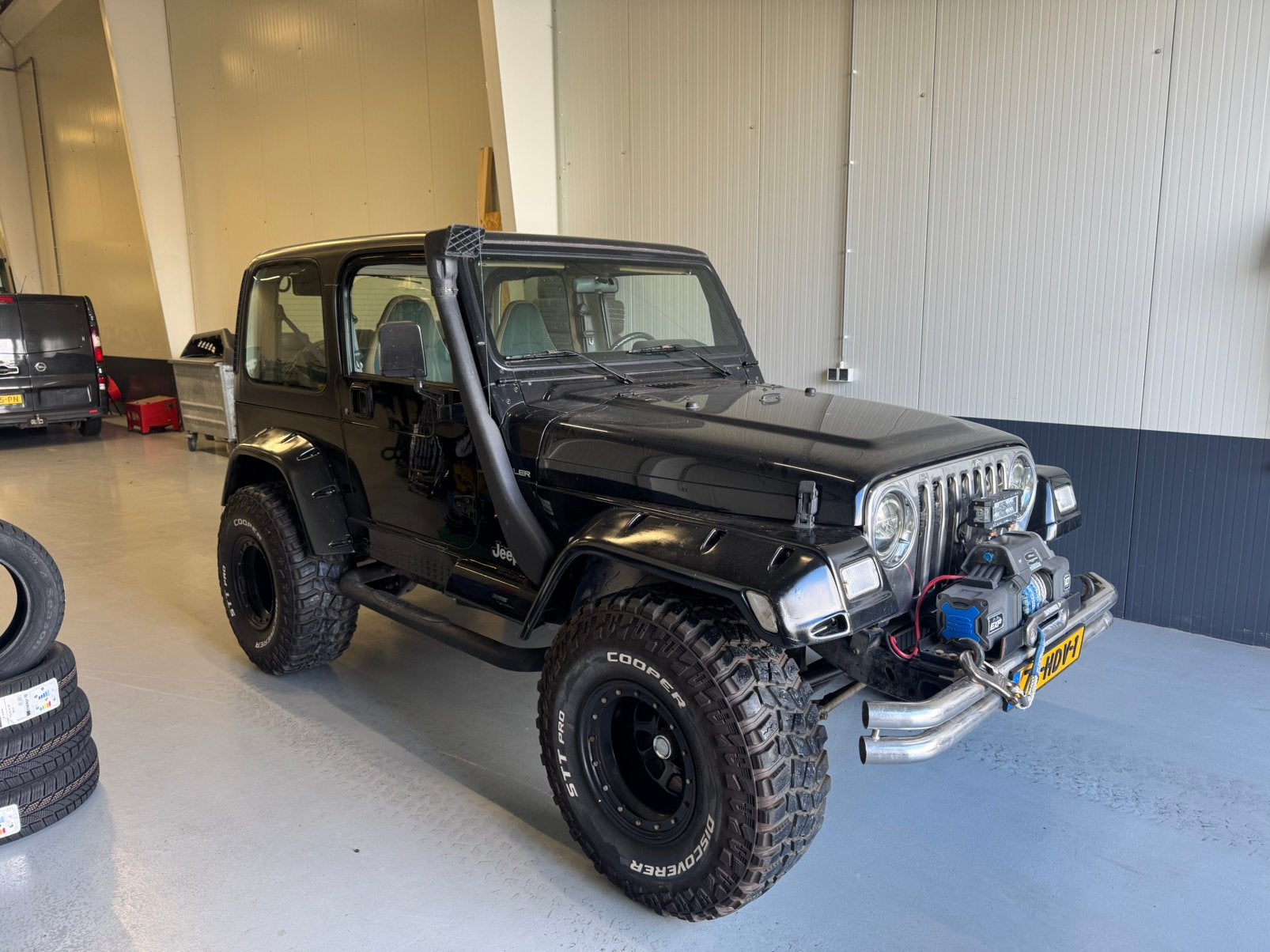 Jeep Wrangler 4.0 I 130KW Hard TOP 2000 Zwart, Auto's, 450 kg, 2000 kg, 4 stoelen, Leder en Stof
