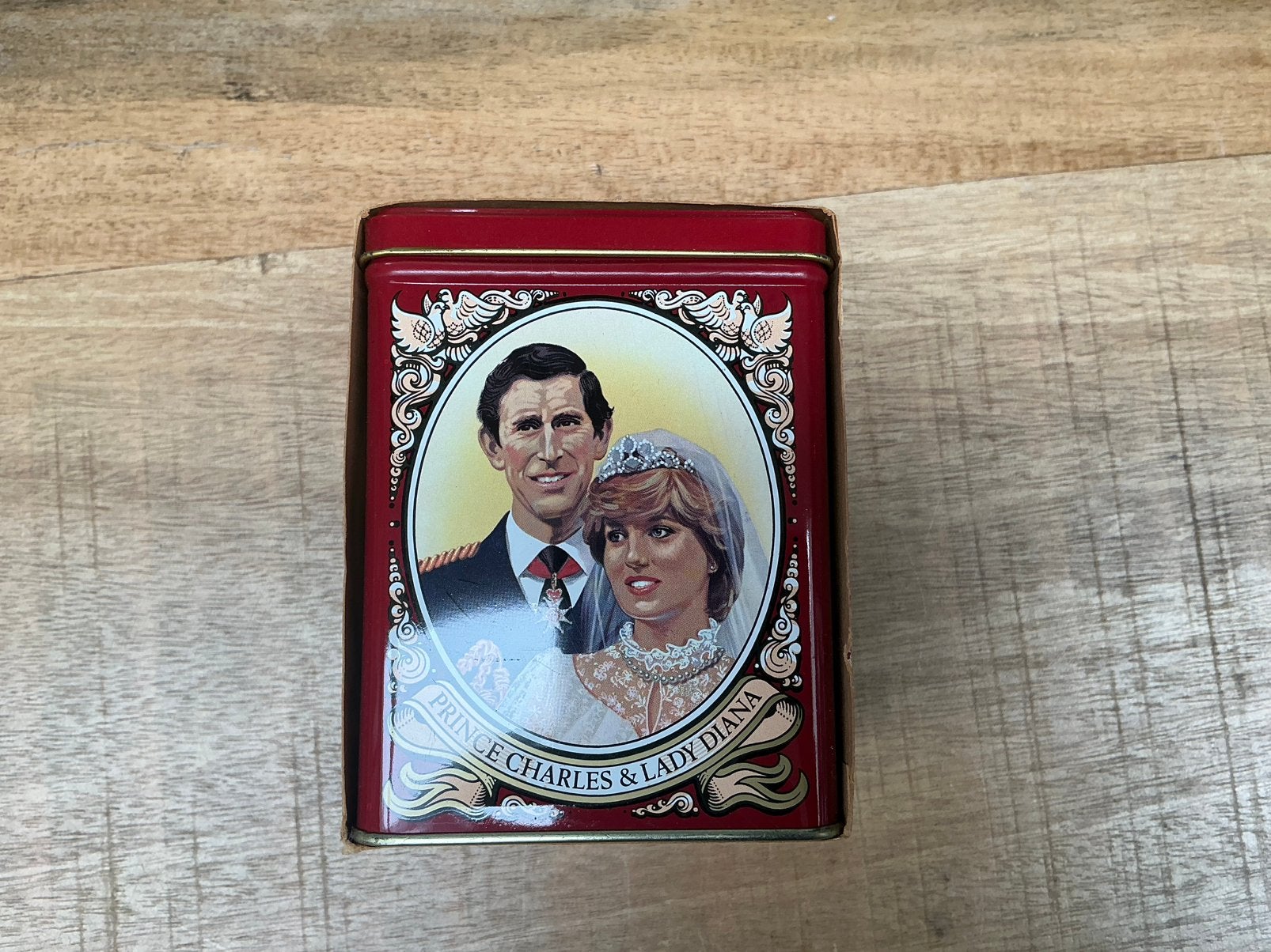 Vintage theeblik Prince Charles & lady Diana, Ophalen of Verzenden, Zo goed als nieuw, Thee