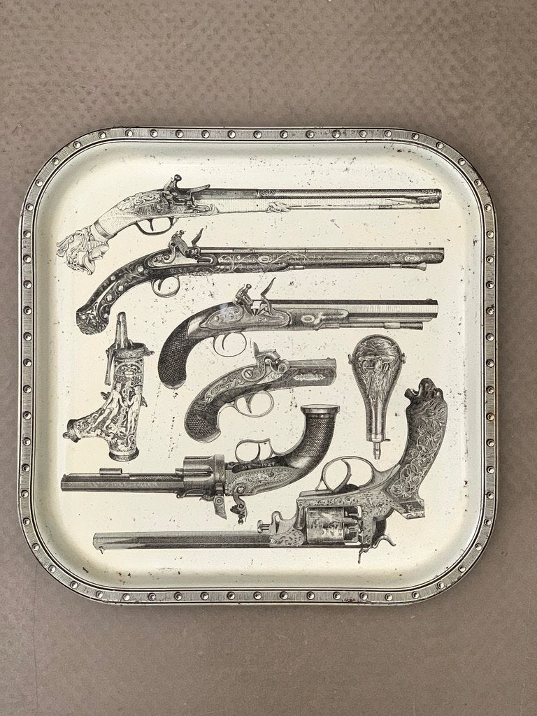 Vintage Piero Fornasetti Milano pistolen dienblad - Jaren 60, Antiek en Kunst, Ophalen of Verzenden, Overige typen, Beige, Metaal