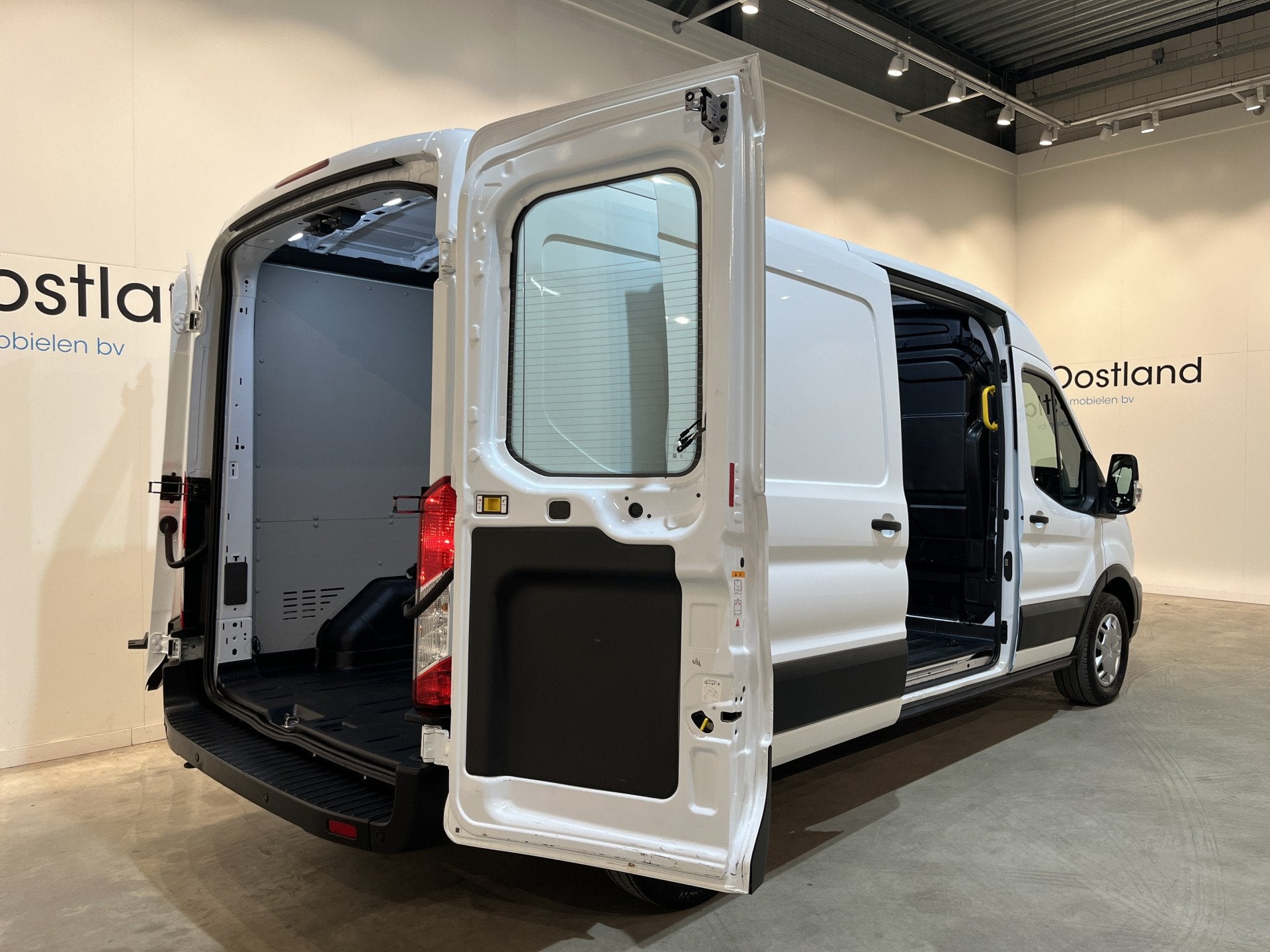 Ford Transit 350 2.0 TDCI L3H2 Trend 130 PK Automaat / Euro, Auto's, Stof, 4 cilinders, Met garantie (alle), Wit