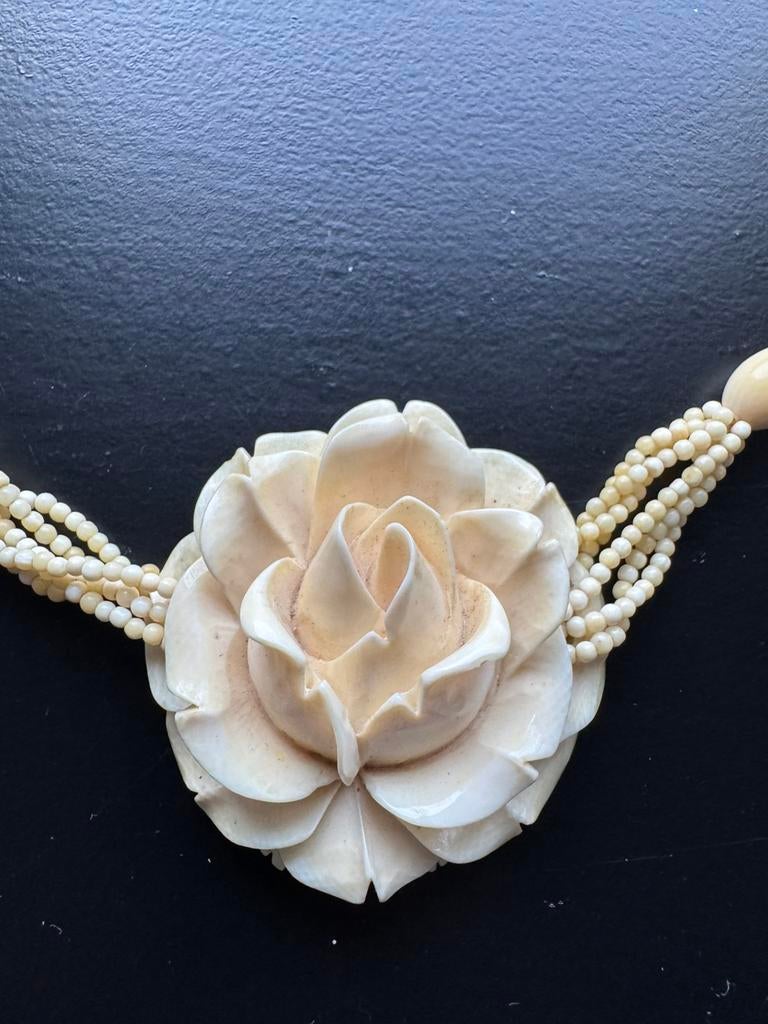 Ivoren ketting met prachtige roos gesneden uit ivoor, Sieraden, Tassen en Uiterlijk, Gebruikt, Beige, Ophalen of Verzenden, Overige materialen