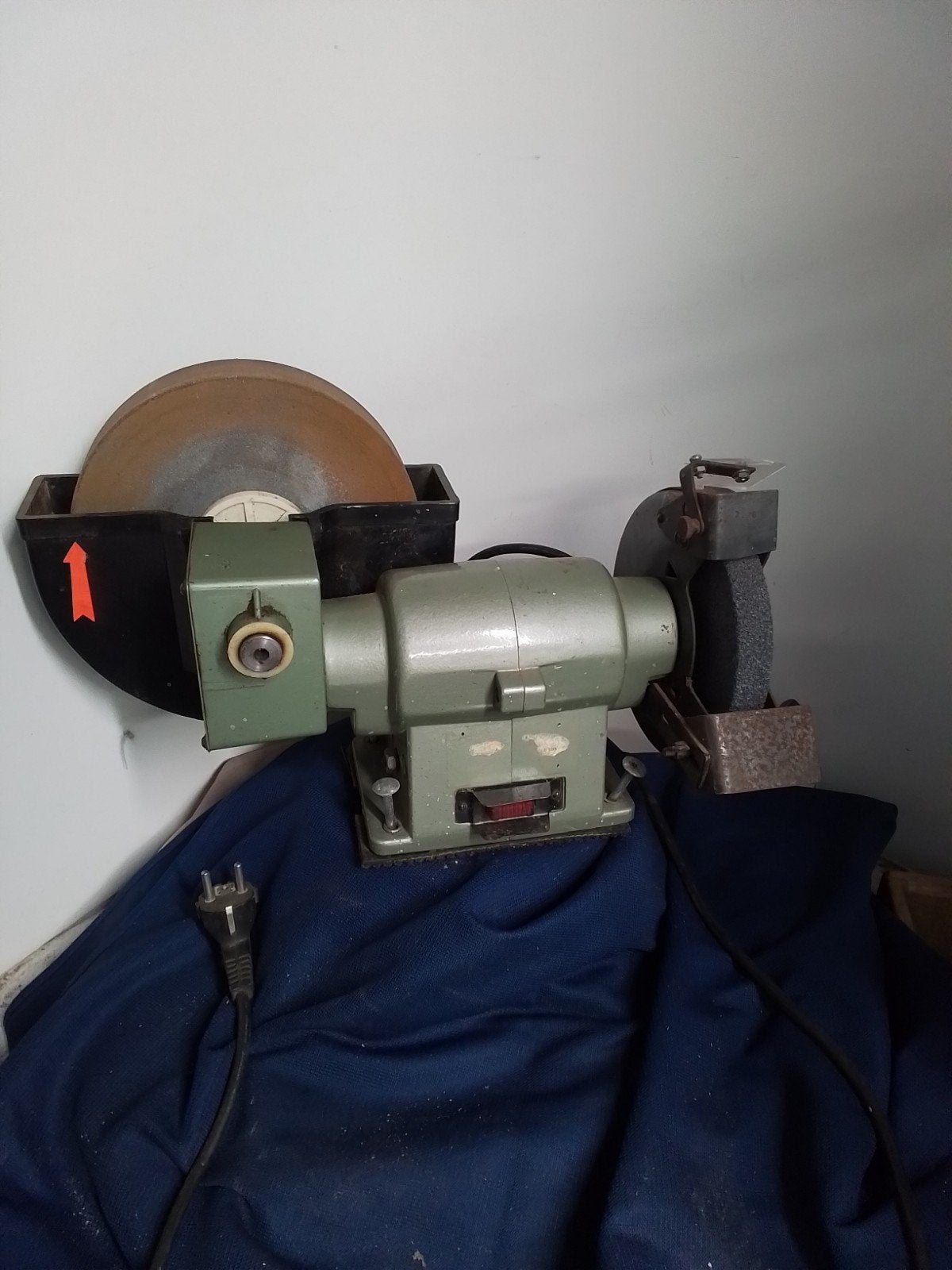 15365) goedwerkende slijpmachine  grote en kleine steen, Ophalen of Verzenden, Minder dan 700 watt, Werkbankslijpmachine