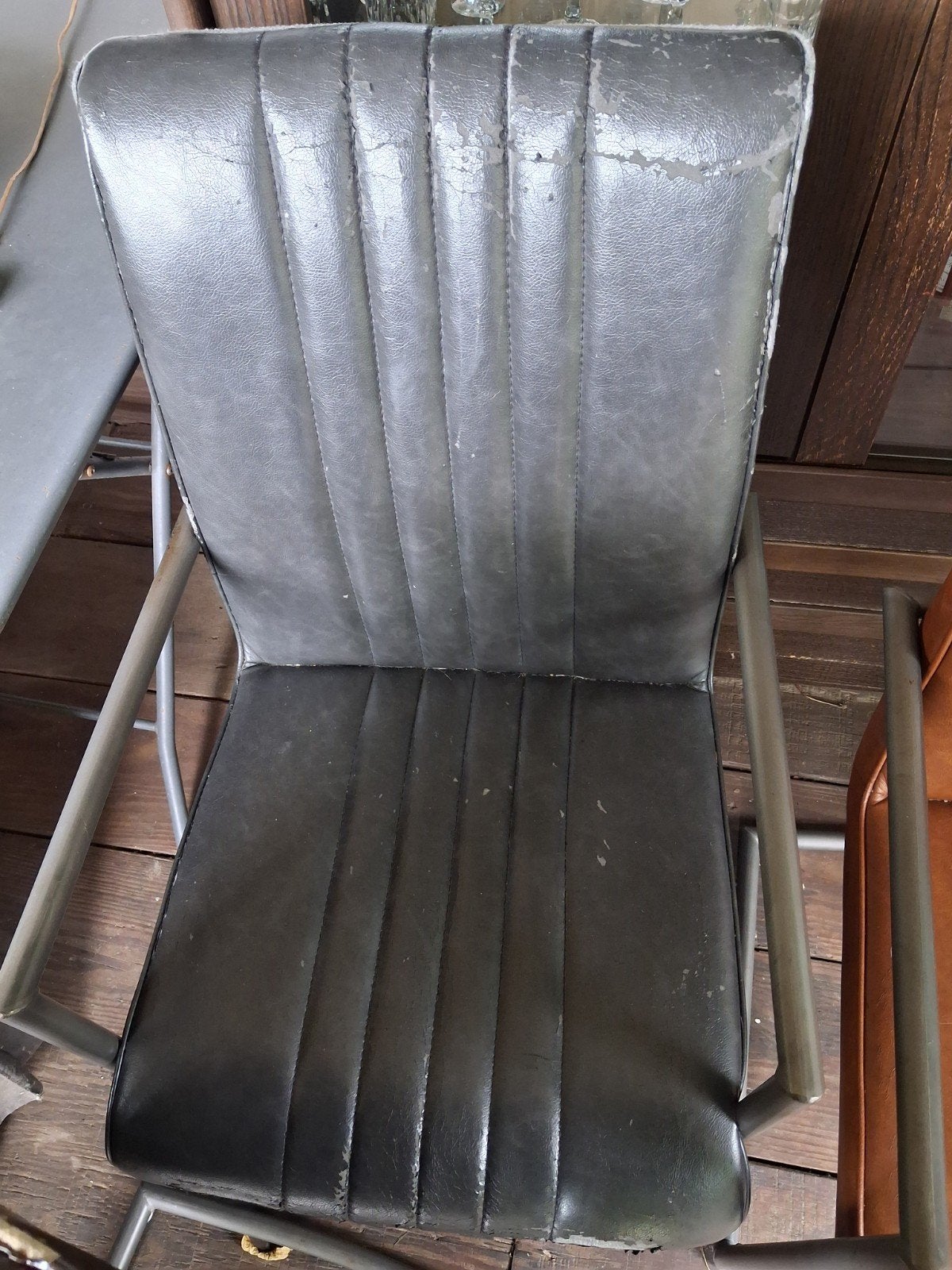 Stoelen, ijzeren frame, beschadigde neplederen bekled, Ophalen, Gebruikt, Overige kleuren, Overige materialen