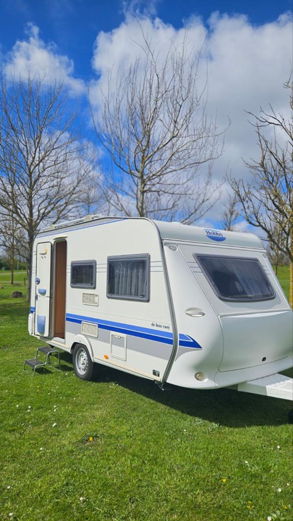 Hobby De Luxe Easy 400 SB - met Dorema voortent, Caravans en Kamperen, Caravans, Hobby, Dwarsbed, Koelkast, Treinzit