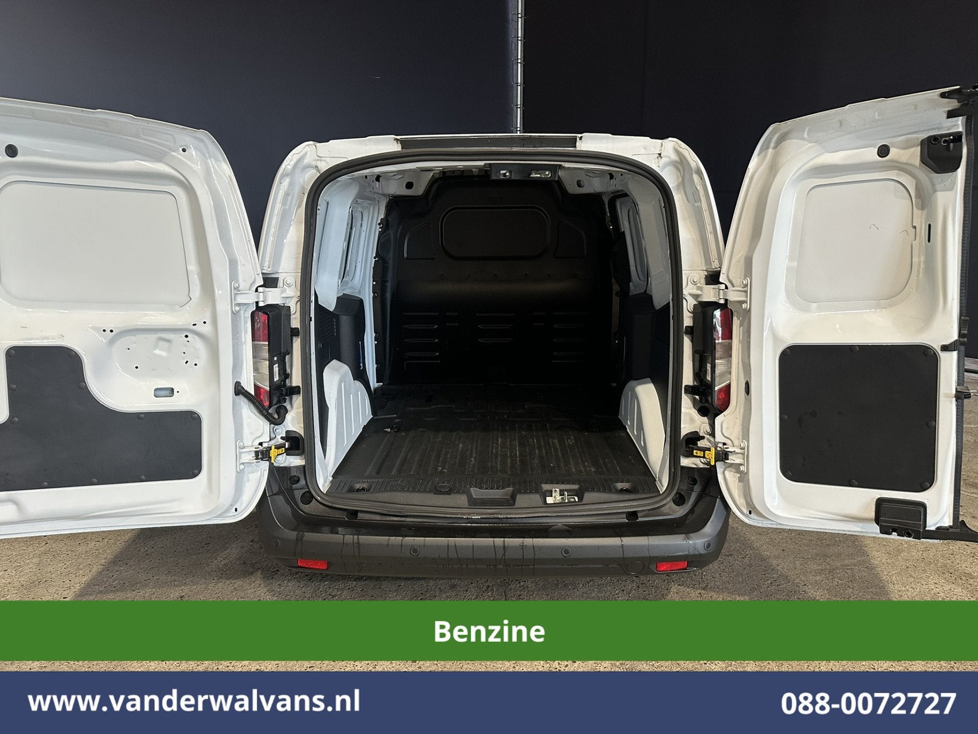 Ford Transit Courier 1.0 Trend 101pk Benzine L1H1 Euro6 Airc, Auto's, Dealer onderhouden, Gebruikt, Euro 6, Wit