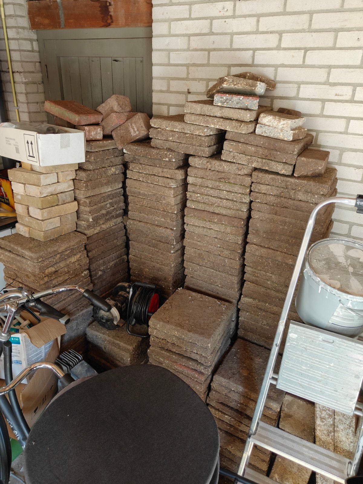 Gratis af te halen 30 x 30 tegels ongeveer 10m2, 6 m³ of meer, Ophalen