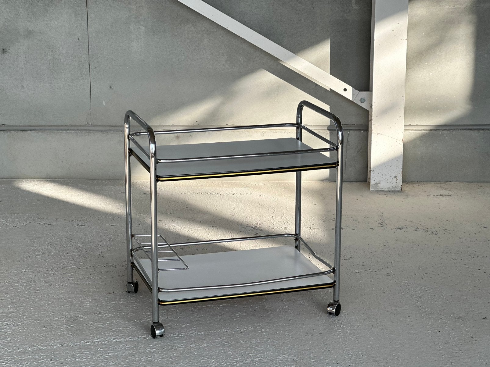 Vintage buisframe bartrolley, Ophalen