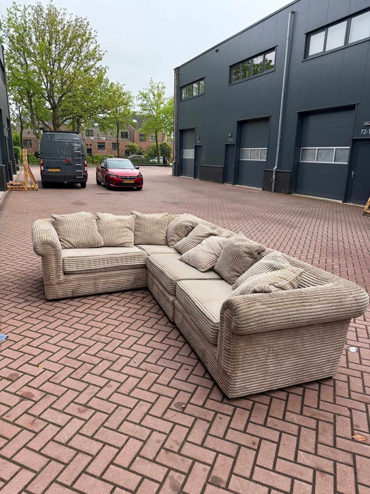 Grote beige ribstof hoekbank met kussens, Gebruikt, 100 tot 125 cm, Hoekbank, 300 cm of meer