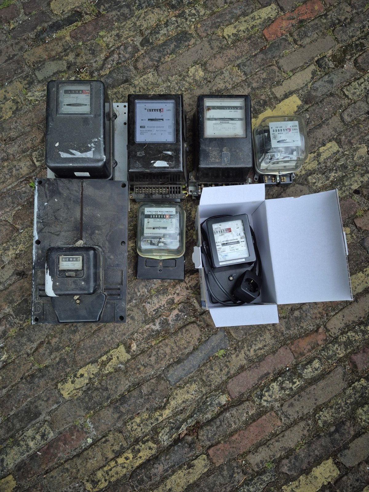 Diverse collectie oude en nieuwe elektriciteitsmeters, Ophalen
