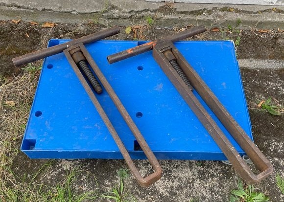 2x grote zware schroefklem knevel, Antiek en Kunst, Antiek | Gereedschap en Instrumenten, Ophalen