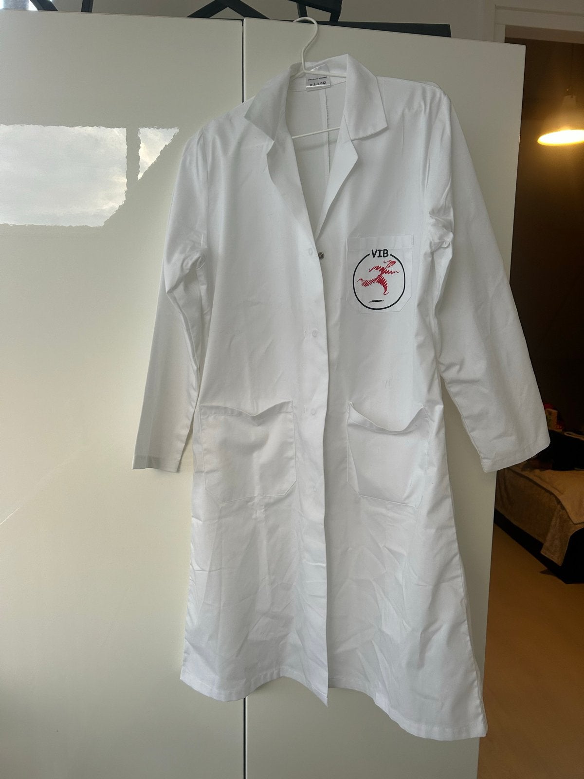 Witte labjas met VIB-logo - Maat 42, Ophalen of Verzenden, Zo goed als nieuw