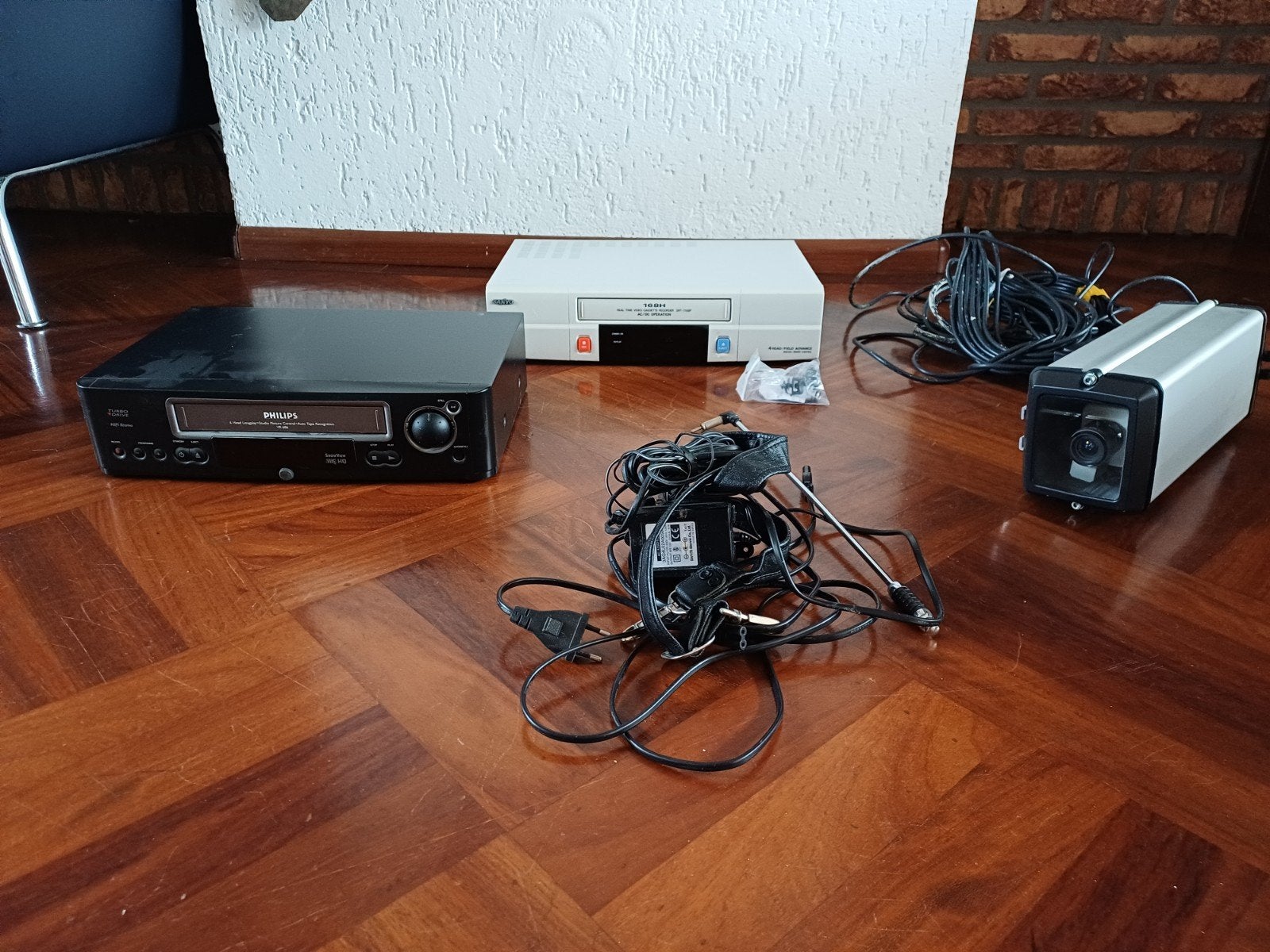 Sanyo bewakingscamera met recorder en Philips VCR, Ophalen, Gebruikt, Buitencamera