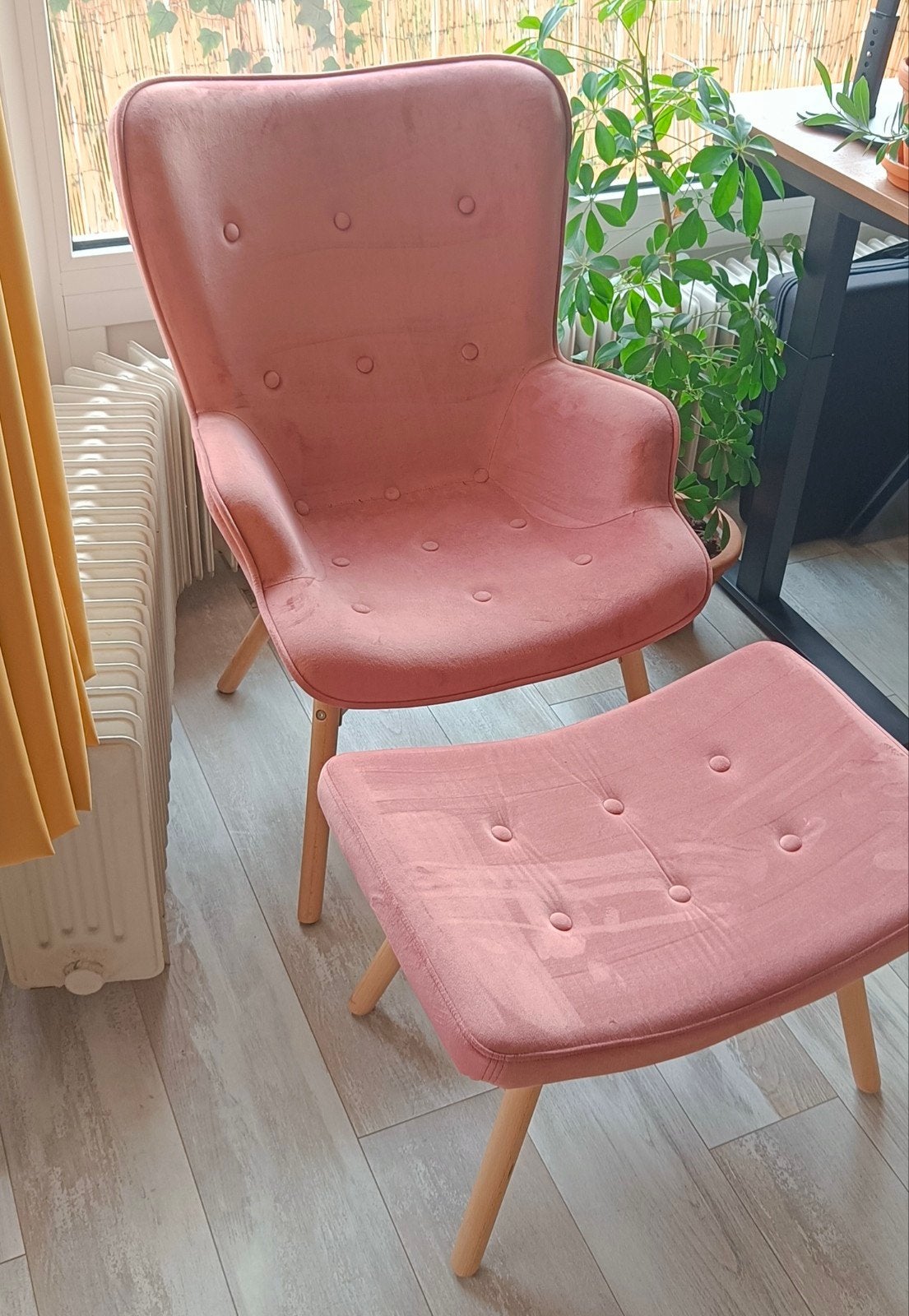 Roze fauteuil met voetenbankje van Sklum, Huis en Inrichting, Fauteuils, Ophalen, Gebruikt, Modern, Scandinavisch, 75 tot 100 cm