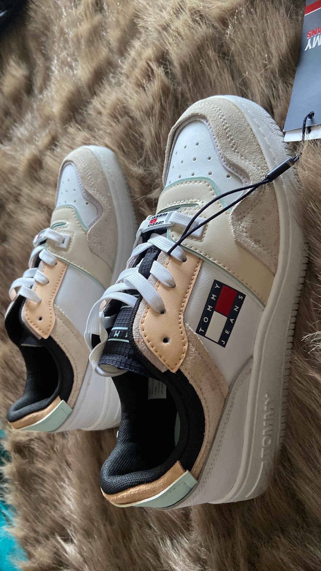 Nieuwe sneakers Tommy Hilfigger, Kleding | Dames, Ophalen, Beige, Nieuw, Sneakers of Gympen